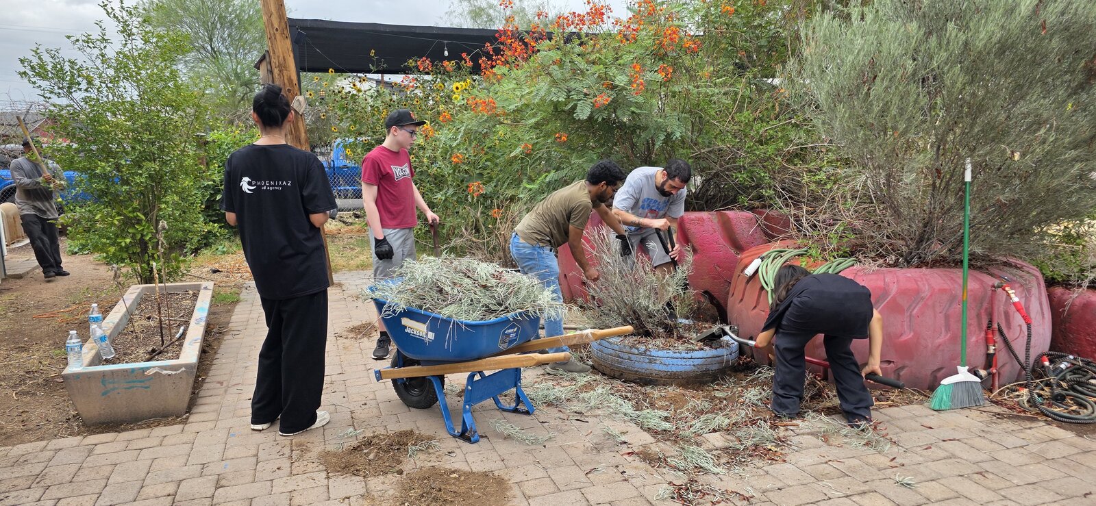 phoenix-az-ad-agency-team-volunteering-at-the-peoples-garden-in-phoenix-arizona